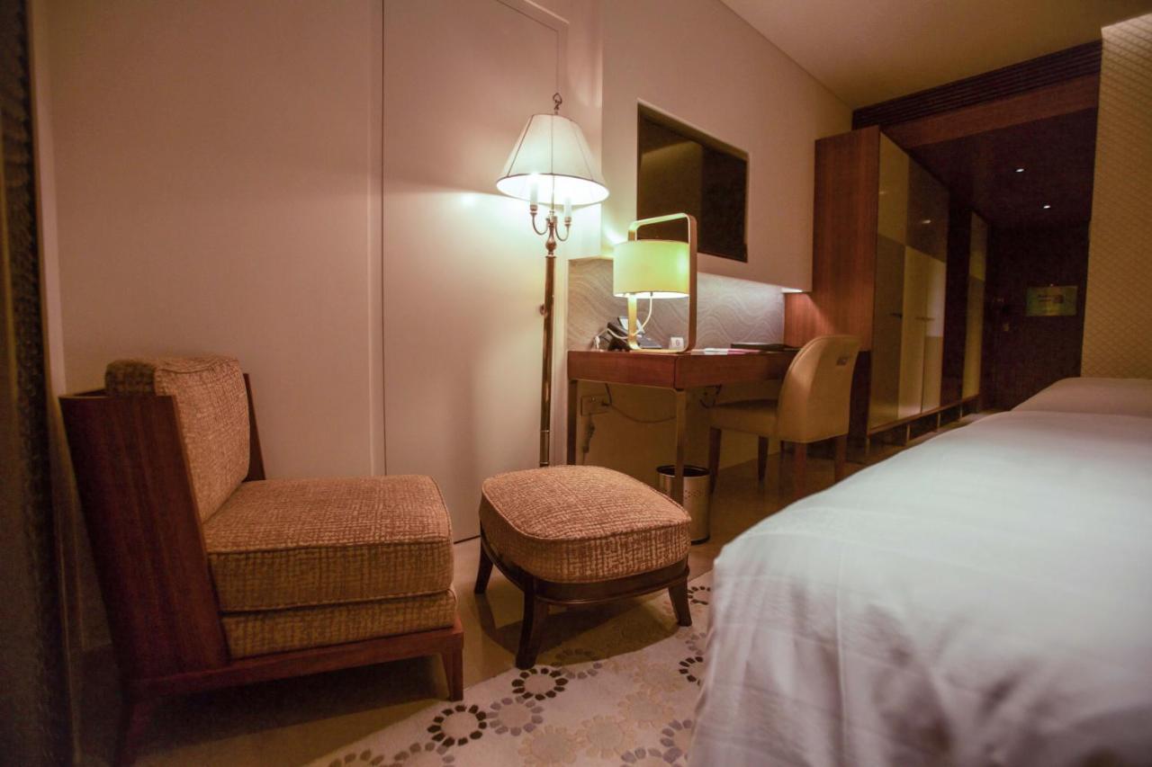 Crowne Plaza Chennai Adyar Park, An Ihg Hotel Buitenkant foto A room at the hotel