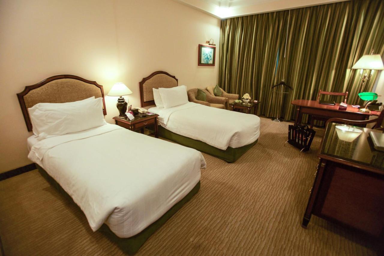 Crowne Plaza Chennai Adyar Park, An Ihg Hotel Buitenkant foto A room at the hotel