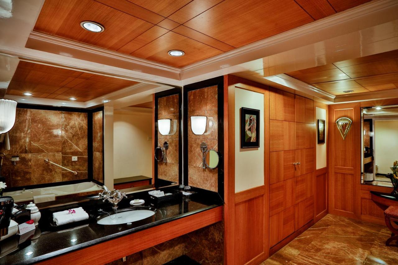 Crowne Plaza Chennai Adyar Park, An Ihg Hotel Buitenkant foto Bathroom
