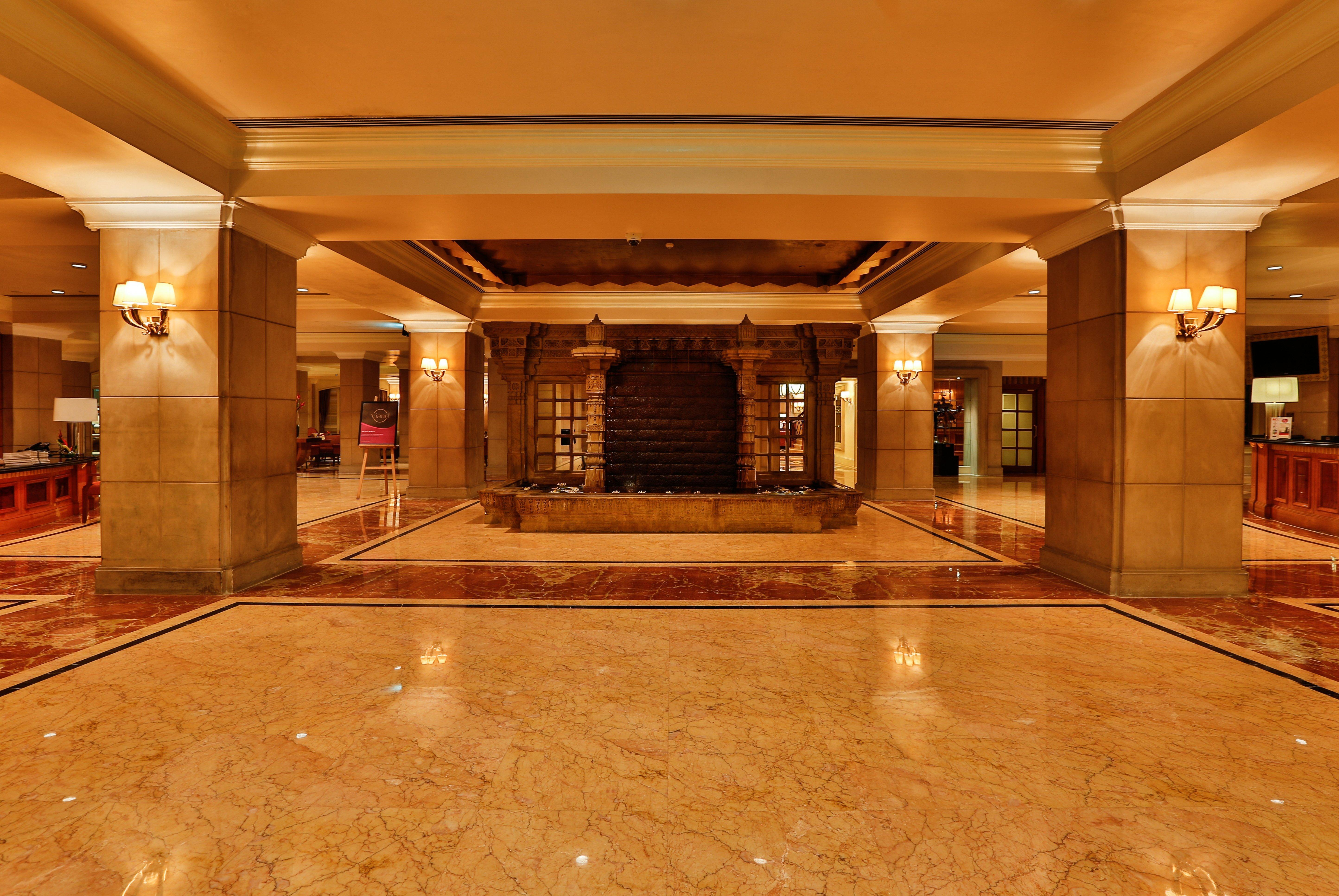 Crowne Plaza Chennai Adyar Park, An Ihg Hotel Buitenkant foto The lobby of the hotel