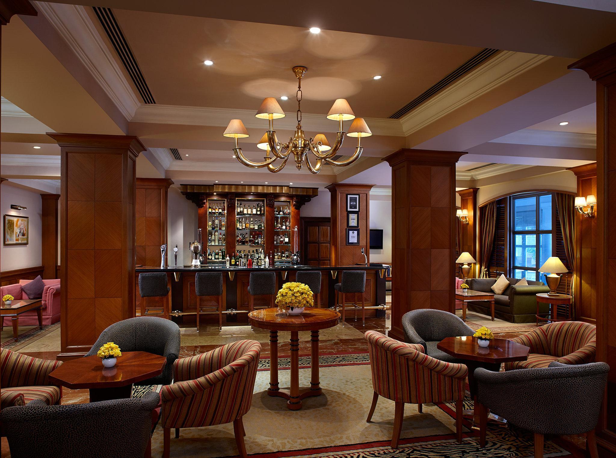 Crowne Plaza Chennai Adyar Park, An Ihg Hotel Buitenkant foto The bar at the Imperial Hotel
