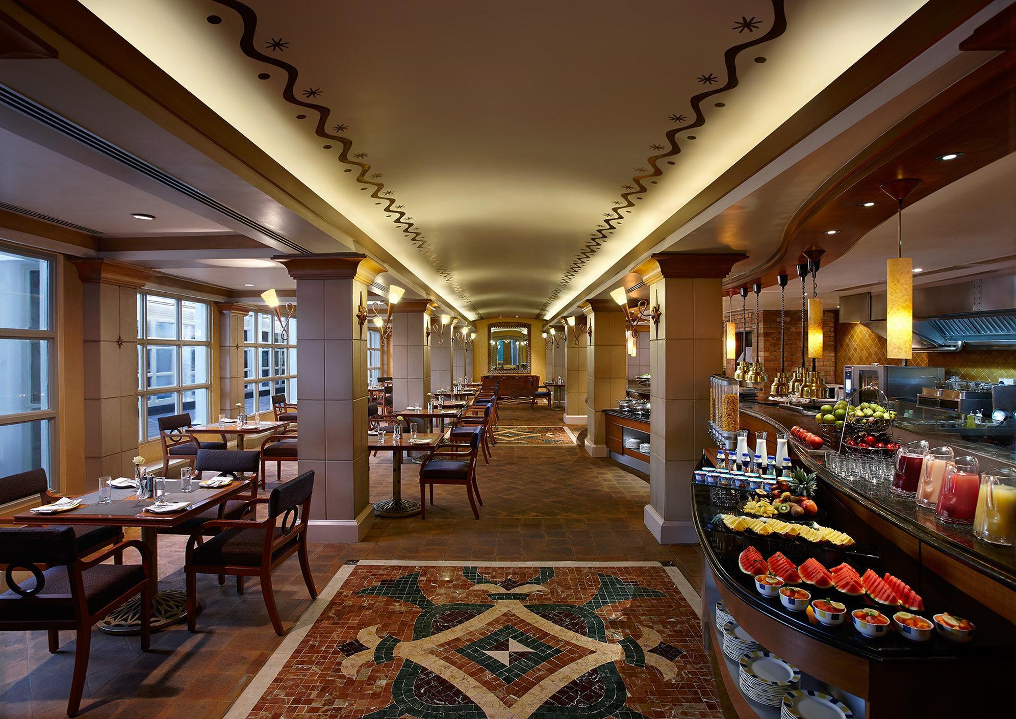 Crowne Plaza Chennai Adyar Park, An Ihg Hotel Buitenkant foto The restaurant