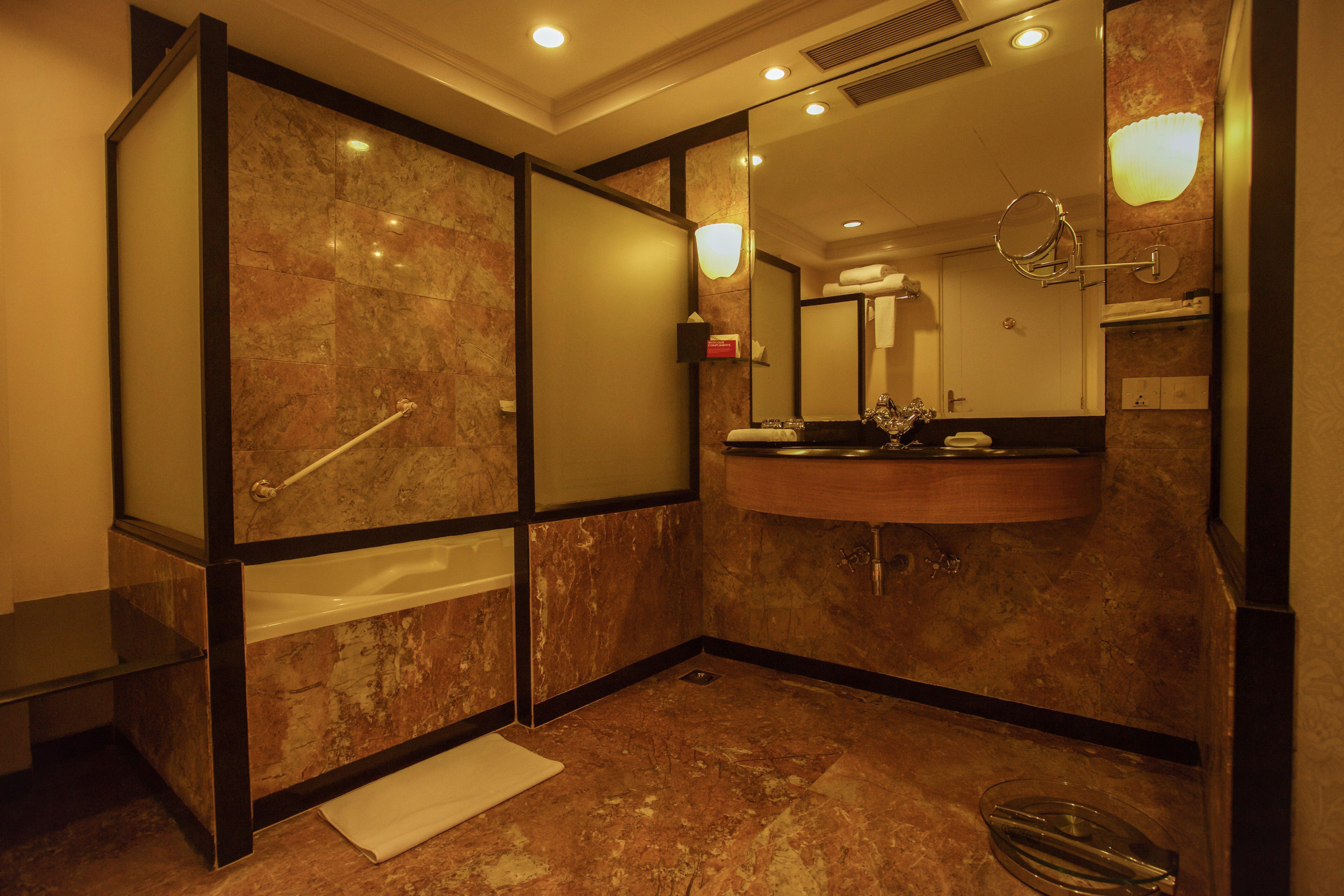 Crowne Plaza Chennai Adyar Park, An Ihg Hotel Buitenkant foto A bathroom in a hotel