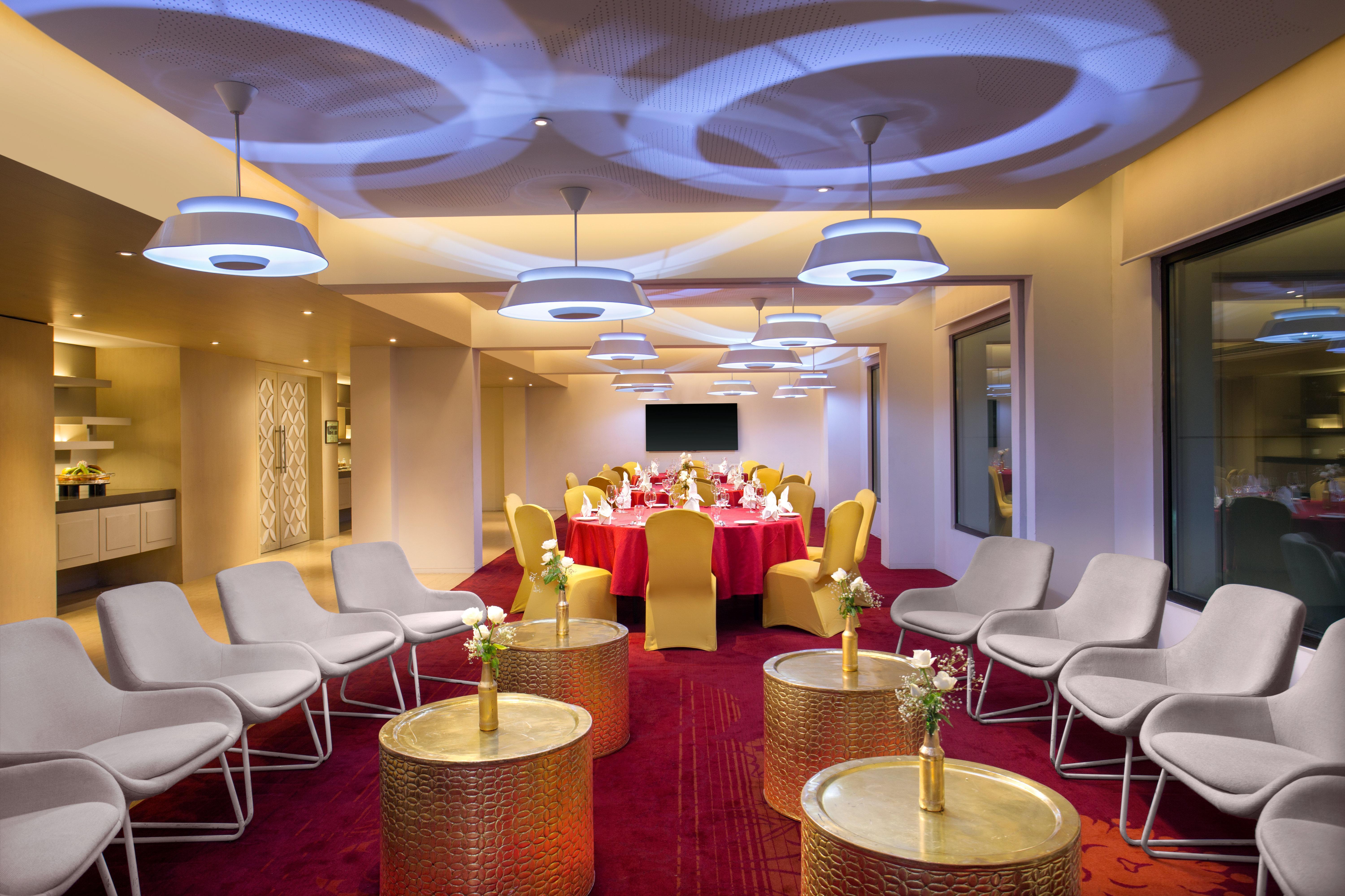 Crowne Plaza Chennai Adyar Park, An Ihg Hotel Buitenkant foto The Club Lounge at the airport