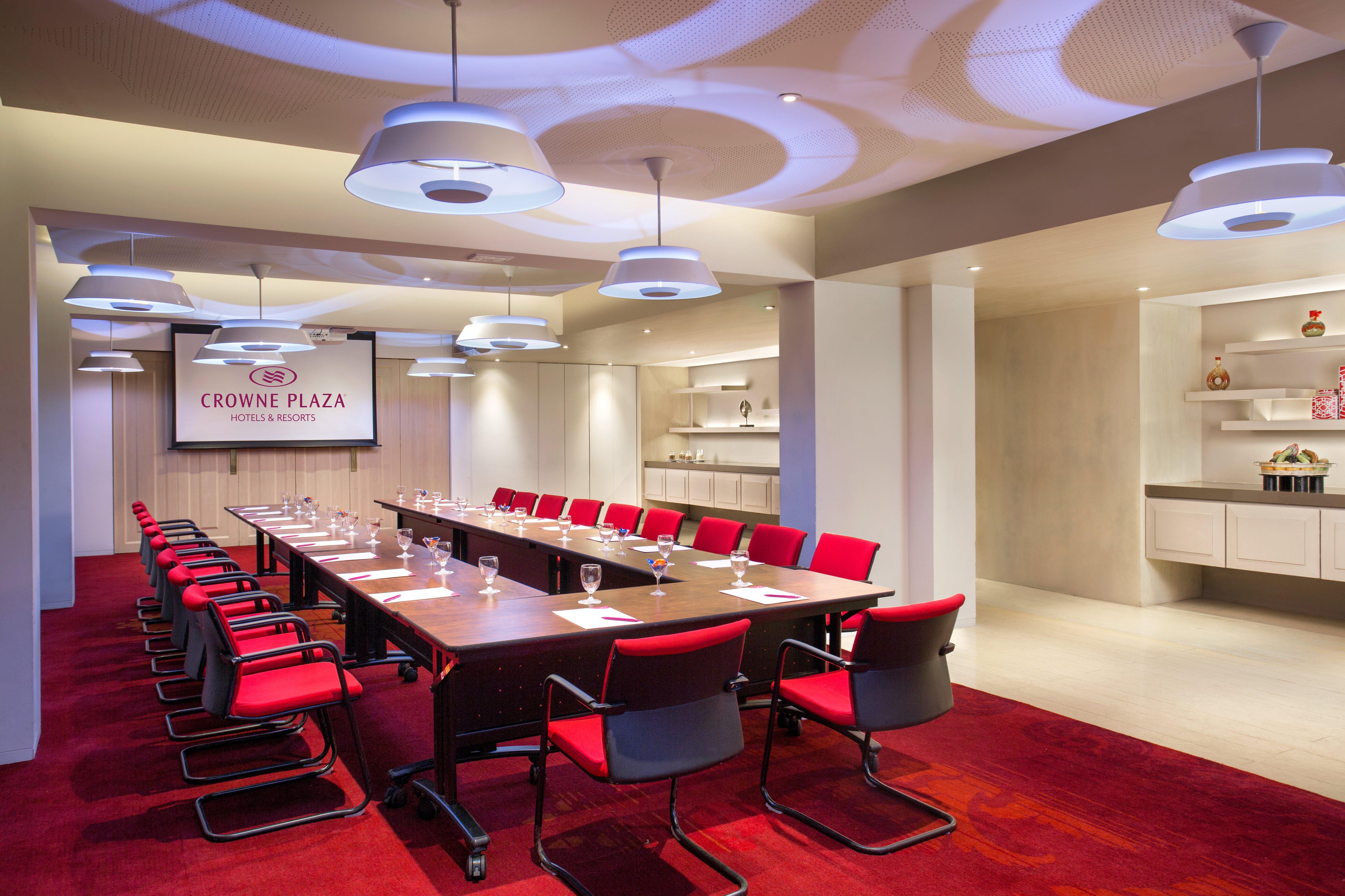 Crowne Plaza Chennai Adyar Park, An Ihg Hotel Buitenkant foto Meeting room at the hotel