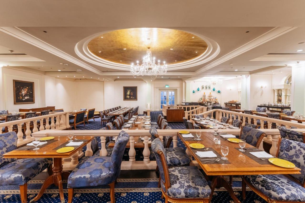 Crowne Plaza Chennai Adyar Park, An Ihg Hotel Buitenkant foto The restaurant