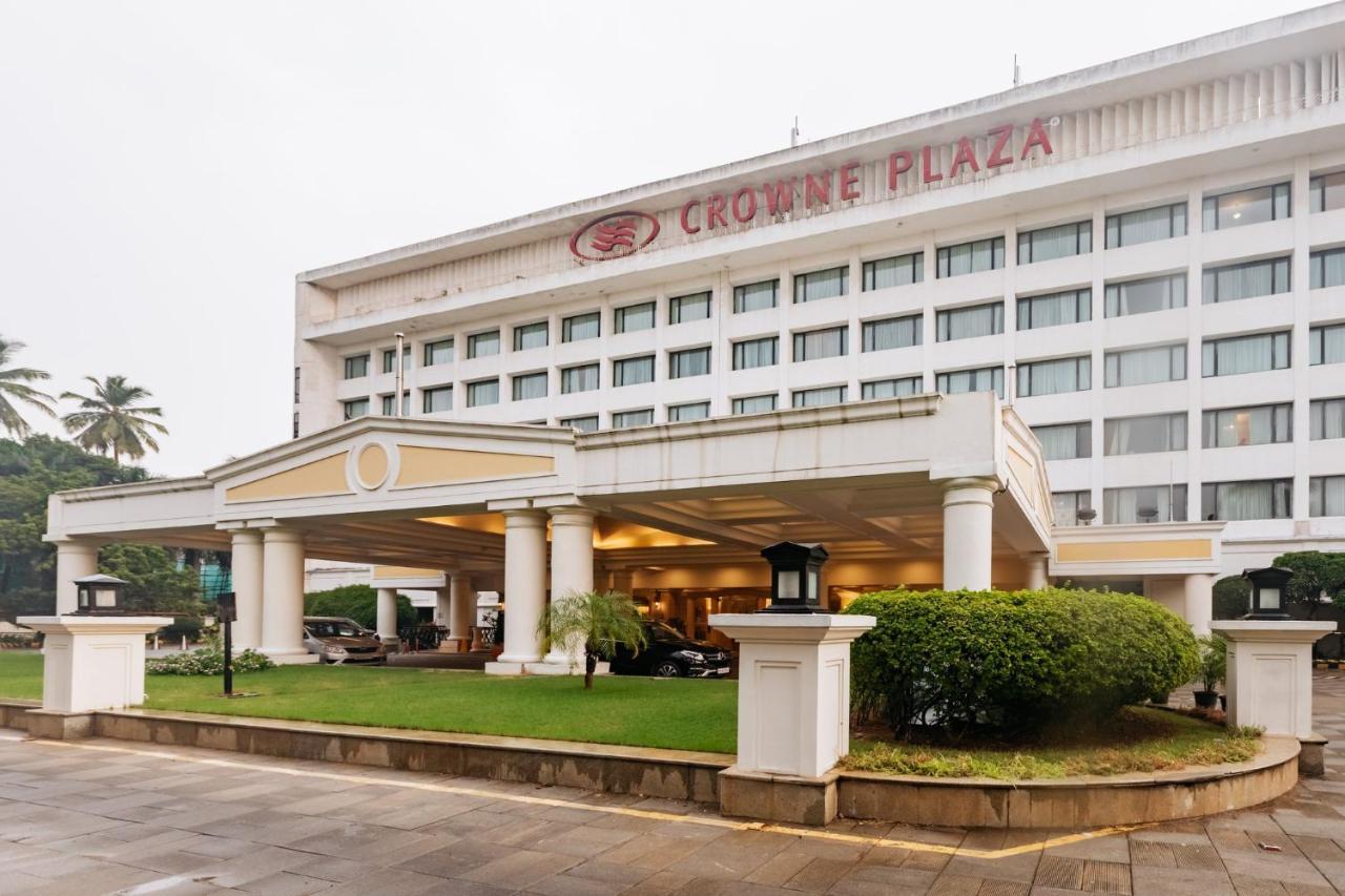 Crowne Plaza Chennai Adyar Park, An Ihg Hotel Buitenkant foto The hotel in 2011