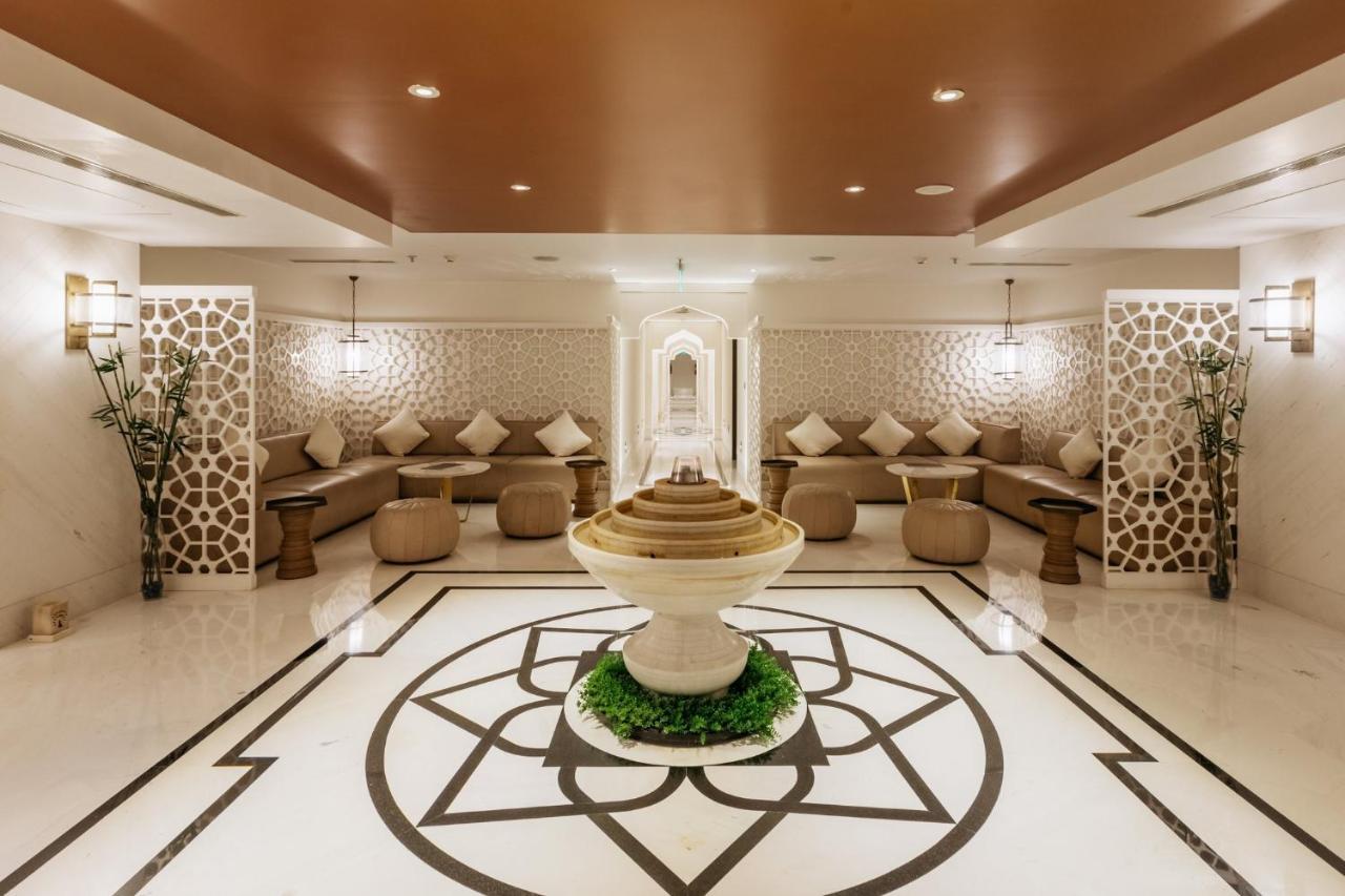 Crowne Plaza Chennai Adyar Park, An Ihg Hotel Buitenkant foto The lobby of the hotel