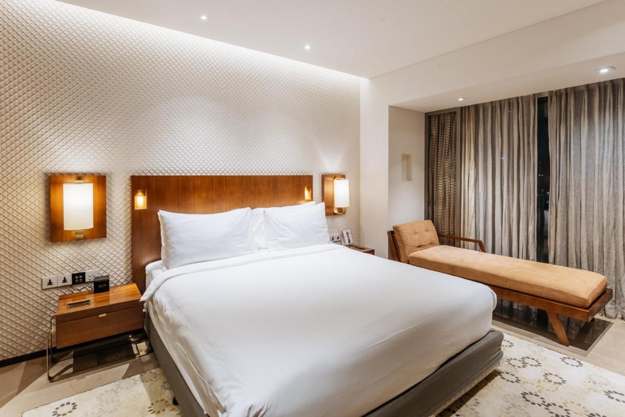 Crowne Plaza Chennai Adyar Park, An Ihg Hotel Buitenkant foto A bedroom at the Taj Bengal