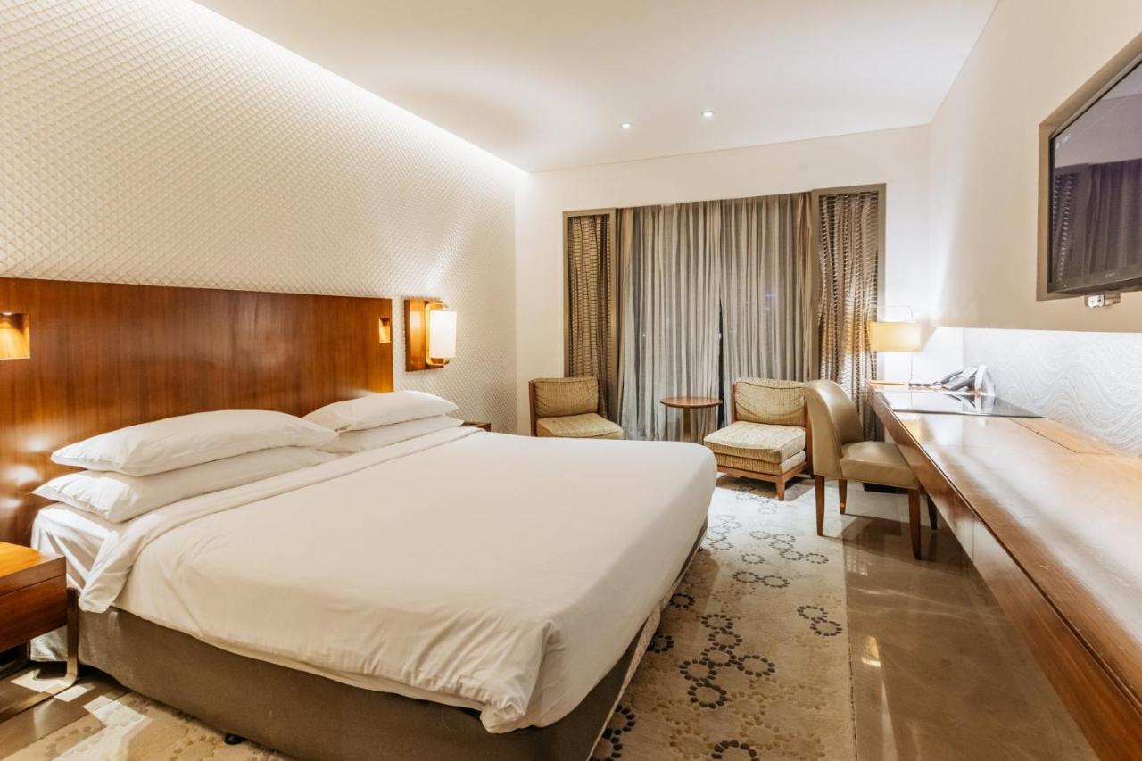Crowne Plaza Chennai Adyar Park, An Ihg Hotel Buitenkant foto A room at the Taj Mahal Palace